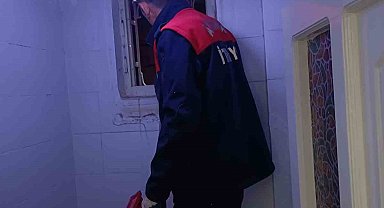 Binanın havalandırma boşluğunda doğum yapan anne kedi ve 3 yavrusu kurtarıldı