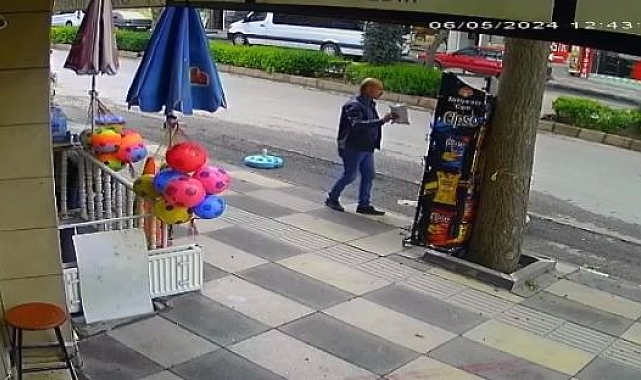 Bir marketten cips çalmak isteyen karga, yakalanınca kaçtı