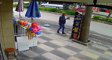 Bir marketten cips çalmak isteyen karga, yakalanınca kaçtı