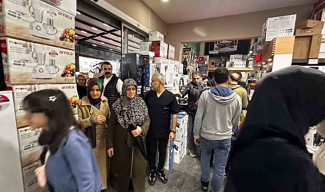 Bir zücaciye mağazasında Anneler Günü izdihamı