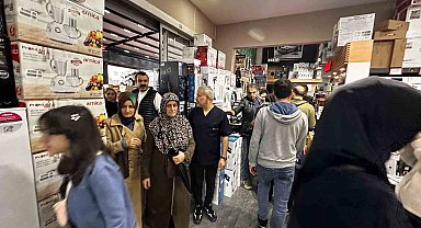 Bir zücaciye mağazasında Anneler Günü izdihamı