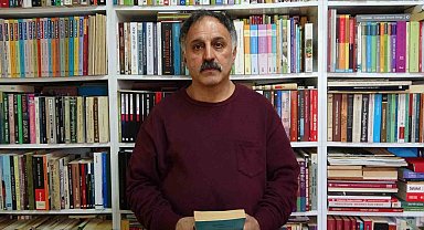 Biriktirdiği kitap ve dergilerle, evini kütüphaneye çevirdi