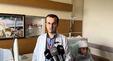 Bitlis'te oyun oynadığı sırada başına gelen taş doktorlarin-dikkati-beyin-kanamasi-geciren-zeyneb-i-hayata-bagladi