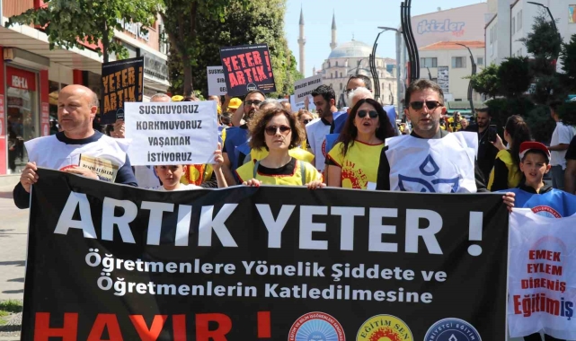 Bolu&#039;da yüzlerce öğretmen, öldürülen meslektaşı için yürüyüş yaptı