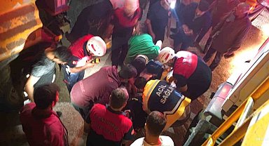 Böyle kaza görülmedi: İnşaat çukuruna devrilen araç kamyonun kasasına girdi