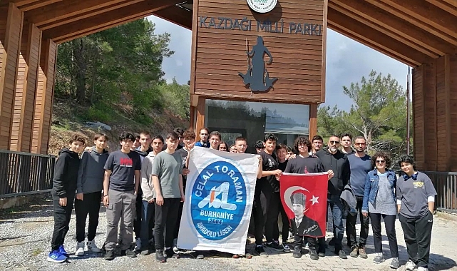 Burhaniye&#039;de liseli gençler Kazdağlarının endemik bitkilerini inceledi