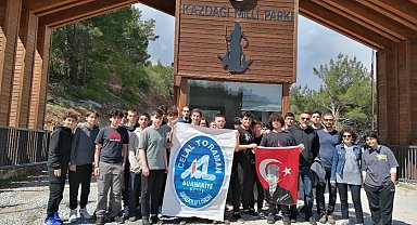 Burhaniye'de liseli gençler Kazdağlarının endemik bitkilerini inceledi