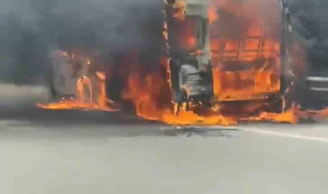 Bursa&#039;da servis minibüsü alev alev yandı