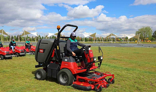 Büyükşehir, 60 bin metrekarelik çim alanını 1 günde biçebilen aracı temizlik filosuna kattı