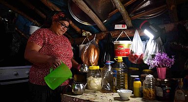 Çadırda yaşayan aile, güneş paneli desteğiyle elektriğe kavuştu