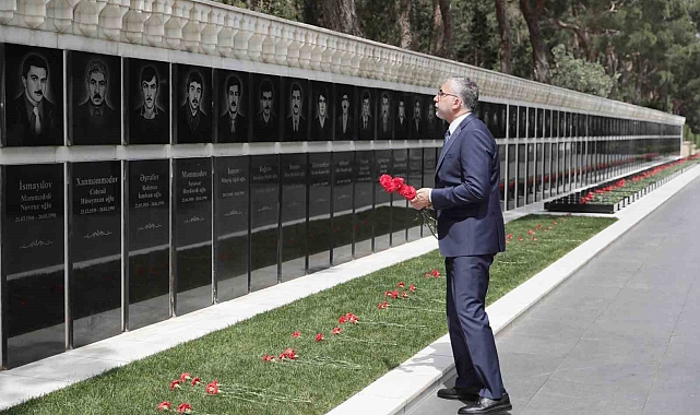 Çalışma ve Sosyal Güvenlik Bakanı Işıkhan, Bakü&#039;de şehitlikleri ziyaret etti