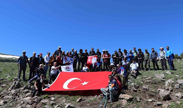 Çam ağaçları arasında ve karlı dağlarda 19 Mayıs coşkusu