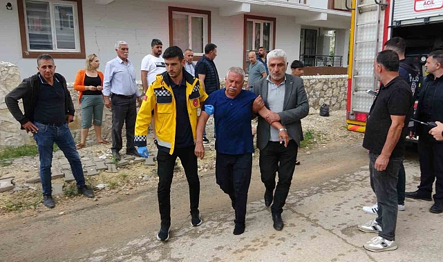 Çatıda çıkan yangında, dumandan etkilenen iki kişi hastaneye kaldırıldı