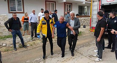 Çatıda çıkan yangında, dumandan etkilenen iki kişi hastaneye kaldırıldı