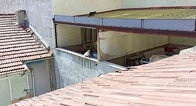 Çatıda mahsur kalan kedi, bir haftadır kurtarılmayı bekliyor