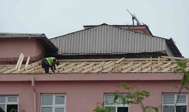 Çatıdan kopan malzemelerin, karayoluna düşmesi, az kalsın faciaya yol açıyordu