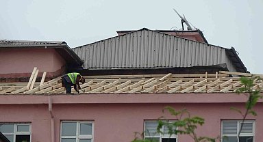 Çatıdan kopan malzemelerin, karayoluna düşmesi, az kalsın faciaya yol açıyordu