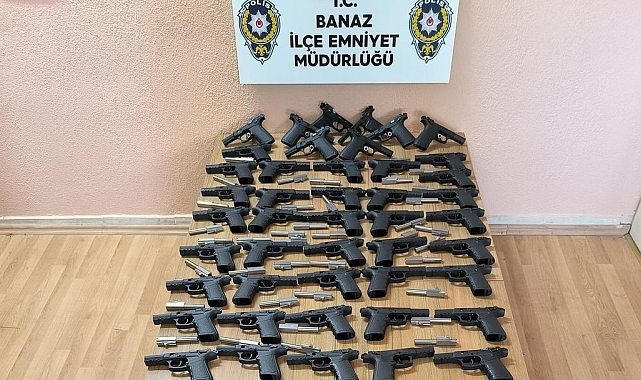 Çekici üzerinde taşınan araçta 45 adet ruhsatsız tabanca bulunurken, çekicide bulunan 4 kişi gözaltına alındı