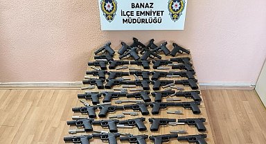 Çekici üzerinde taşınan araçta 45 adet ruhsatsız tabanca bulunurken, çekicide bulunan 4 kişi gözaltına alındı