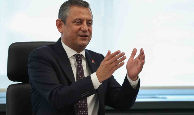 CHP lideri Özel: &quot;Siyasetçilerin el sıkışmadığı dönemlerin sonu demokrasi için felaket olmuştur&quot;