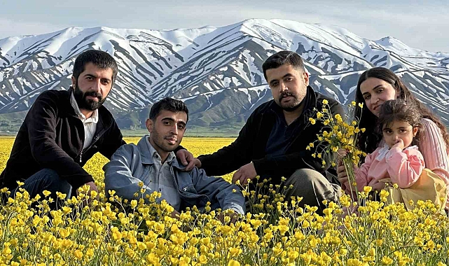 Çiçeklere bürünen ova kartpostallık görüntü oluşturdu