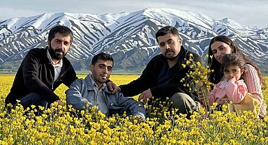 Çiçeklere bürünen ova kartpostallık görüntü oluşturdu