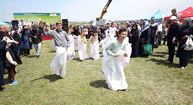 Çiftçiler ve aileleri kıyasıya yarışı, renkli görüntülere sahne oldu