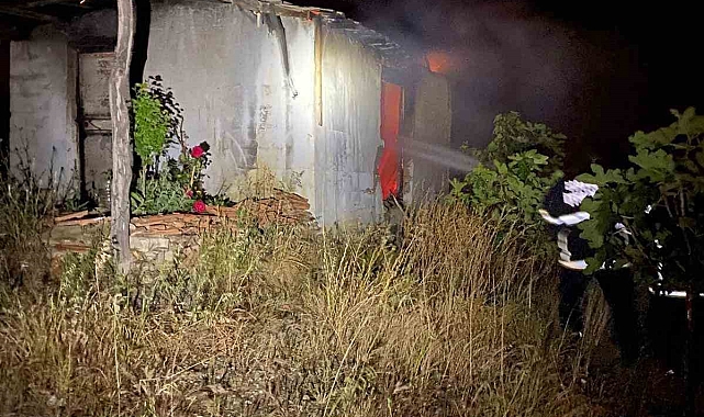 Çıkan baraka yangını itfaiye ekiplerinin müdahalesiyle söndürüldü