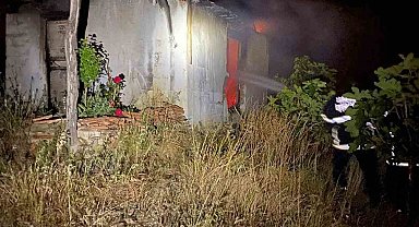 Çıkan baraka yangını itfaiye ekiplerinin müdahalesiyle söndürüldü