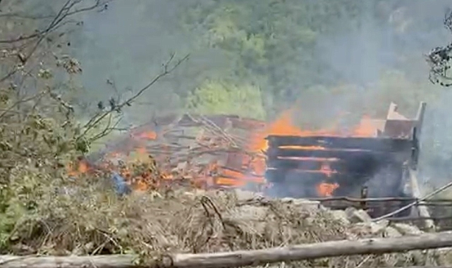 Çıkan yangında ahşap ev kullanılmaz hale geldi