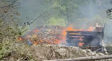 Çıkan yangında ahşap ev kullanılmaz hale geldi