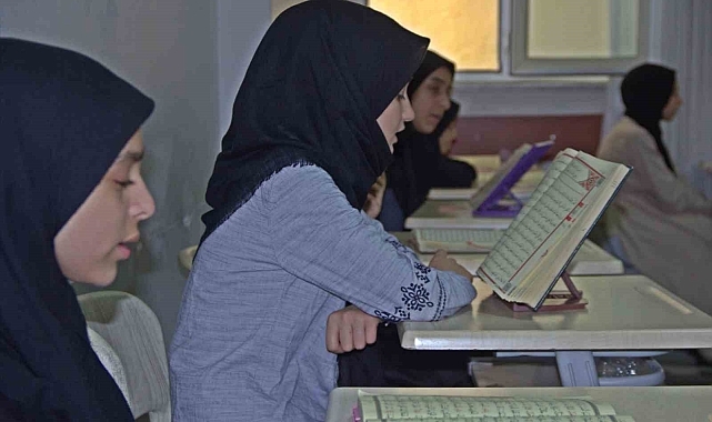 Cizre&#039;de 6. sınıf öğrencileri 8 ayda hafız oldu