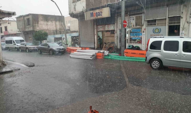 Cizre&#039;de dolu ve sağanak yağış sokakları göle çevirdi