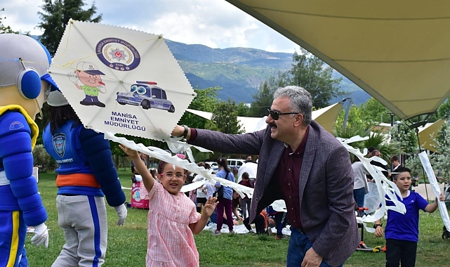 Çocuklar, Rengarenk uçurtmalar ve emniyetin maskotlarıyla doyasıya eğlendi
