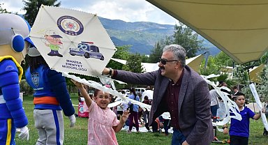Çocuklar, Rengarenk uçurtmalar ve emniyetin maskotlarıyla doyasıya eğlendi
