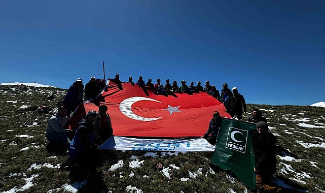 Dağcı grup, 19 Mayıs olayısıyla Palandöken&#039;e tırmandı