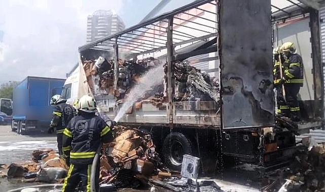 Dağıtılmayı bekleyen kargolar yangında kül oldu