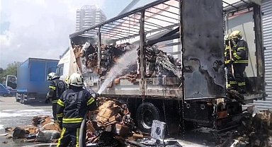 Dağıtılmayı bekleyen kargolar yangında kül oldu