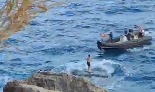 Dalgalardan dolayı, Kayalıkta mahsur kalan gençlere deniz polisi can simidi oldu