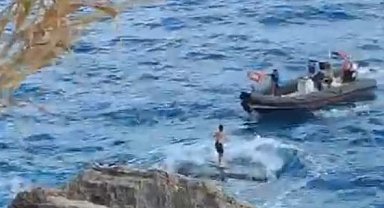 Dalgalardan dolayı, Kayalıkta mahsur kalan gençlere deniz polisi can simidi oldu