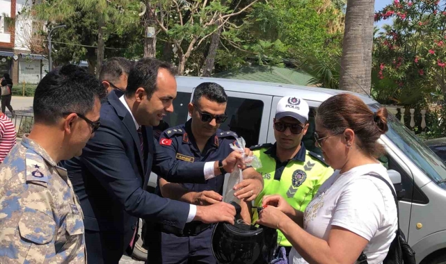 Datça&#039;da Motosiklet sürücülerine &#039;Kask&#039; dağıtıldı