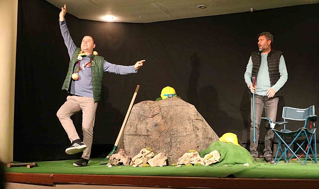 &quot; Defineciler &quot; Yozgatlı sanatseverlerden tam not aldı