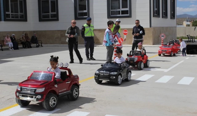 Demirözü&#039;nde Karayolu Trafik Haftası çeşitli etkinliklerle kutlandı