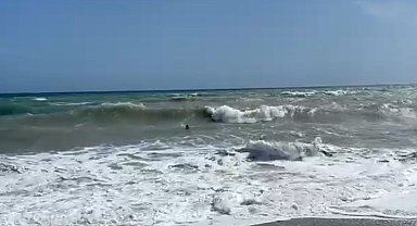 Denizde mahsur kalan şahısı, dev dalgalar kurtardı