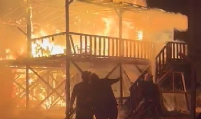 Denize sıfır çardaklar yanıp kül oldu