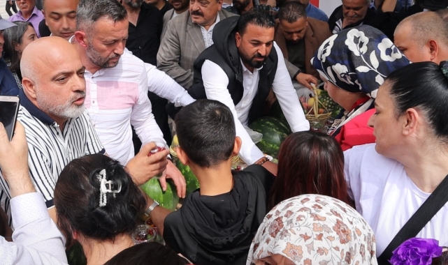 Denizli&#039;de 2 bin kişiye ücretsiz meyve dağıtıldı