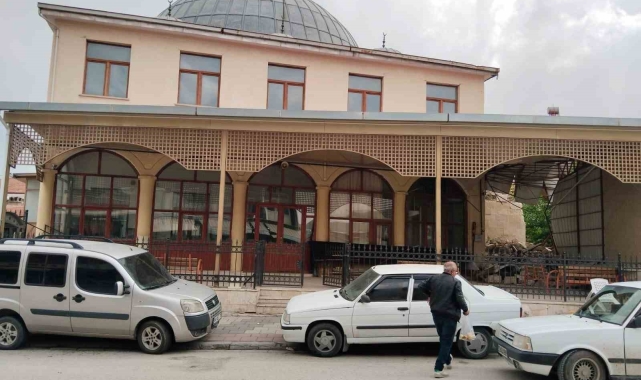 Depremde hasar alan tarihi cami ayağa kaldırılıyor