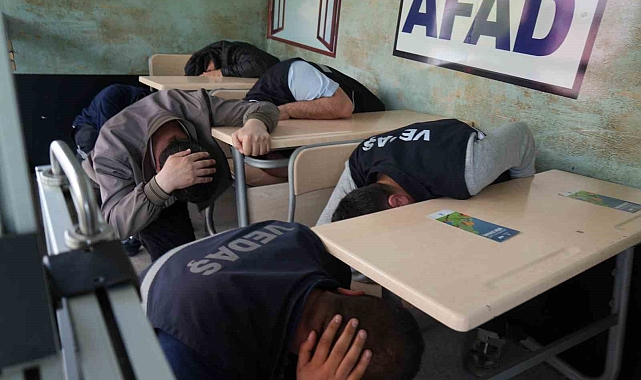 Depremi,  simülasyon tırında birebir yaşadılar