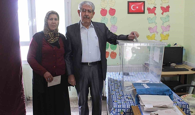 Depremzede , ilçe değişikliği için sandık başına gitti