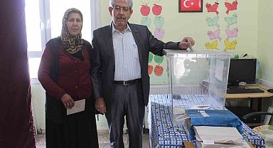 Depremzede , ilçe değişikliği için sandık başına gitti